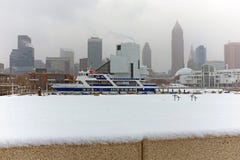 La nieve vuela a través del horizonte de Cleveland Ohio durante una tormenta de enero fotografía de archivo libre de regalías La nieve vuela a través del horizonte de Cleveland Ohio durante una tormenta de enero fotografía de archivo libre de regalías