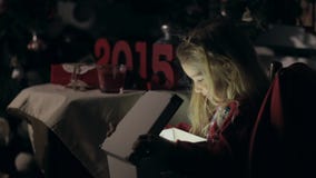 La niña en la oscuridad abre la caja almacen de video La niña en la oscuridad abre la caja almacen de video