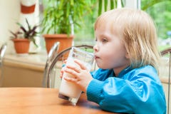 La niña es leche de consumo fotografía de archivo La niña es leche de consumo fotografía de archivo
