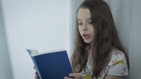 La niña hermosa aprende un poema por la ventana metrajes La niña hermosa aprende un poema por la ventana metrajes