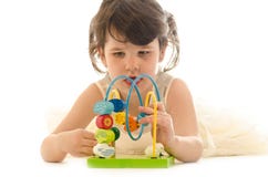 La niña pequeña dulce concentró jugar con el bebé educativo wo Foto de archivo La niña pequeña dulce concentró jugar con el bebé educativo wo Foto de archivo