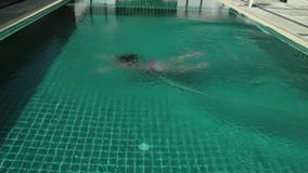 La niña salta en una piscina tiempo funy en vacaciones de verano metrajes La niña salta en una piscina tiempo funy en vacaciones de verano metrajes