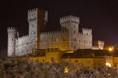 La noche de Alfina de la torre del castillo fotos de archivo libres de regalías La noche de Alfina de la torre del castillo fotos de archivo libres de regalías
