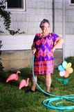 La nonna scontrosa aborre il lavoro di iarda fotografia stock La nonna scontrosa aborre il lavoro di iarda fotografia stock