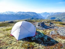 La Norvège - camping dans la région sauvage avec la vue de fjord photos stock La Norvège - camping dans la région sauvage avec la vue de fjord photos stock