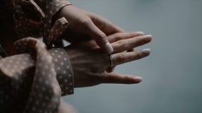 La novia toca un anillo de compromiso en su finger metrajes La novia toca un anillo de compromiso en su finger metrajes