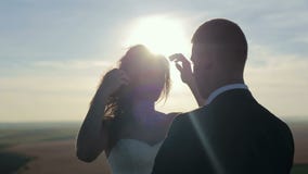 La novia y el novio hermosos felices de los pares de la boda en el día de boda al aire libre en las montañas oscilan almacen de metraje de vídeo La novia y el novio hermosos felices de los pares de la boda en el día de boda al aire libre en las montañas oscilan almacen de metraje de vídeo