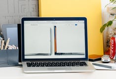 La nueva retina de MacBook Pro con la barra del tacto compara el mac Fotografía de archivo libre de regalías La nueva retina de MacBook Pro con la barra del tacto compara el mac Fotografía de archivo libre de regalías