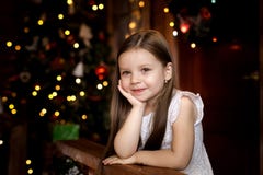 La nuit de Noël une petite fille Santa Claus de attente images stock La nuit de Noël une petite fille Santa Claus de attente images stock
