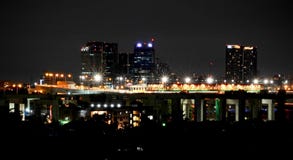 La nuit s'allume dans la ville, fond de nuit images libres de droits La nuit s'allume dans la ville, fond de nuit images libres de droits