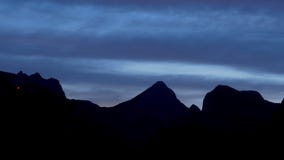 La nuit tombe dans une vallée de montagne Les nuages changent la couleur de multicolore en obscurité Timelapse banque de vidéos La nuit tombe dans une vallée de montagne Les nuages changent la couleur de multicolore en obscurité Timelapse banque de vidéos