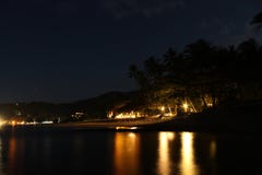 La nuit à la plage de Senggigi photographie stock La nuit à la plage de Senggigi photographie stock