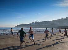 La nuotata di giorno di Natale alla spiaggia di Ardmore immagini stock La nuotata di giorno di Natale alla spiaggia di Ardmore immagini stock
