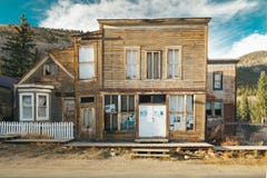 La oficina de correos o salón de madera occidental vieja en St Elmo Gold Mine Ghost Town en Colorado, los E.E.U.U. imagen de archivo libre de regalías La oficina de correos o salón de madera occidental vieja en St Elmo Gold Mine Ghost Town en Colorado, los E.E.U.U. imagen de archivo libre de regalías