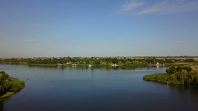 La opinión aérea del paisaje hermoso del río del pequeño pueblo, abejón tiró de horizonte rural del verano almacen de video La opinión aérea del paisaje hermoso del río del pequeño pueblo, abejón tiró de horizonte rural del verano almacen de video