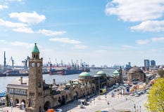La opinión de alto ángulo de St Pauli Piers con el río Elba y el puerto atraca en Hamburgo foto de archivo La opinión de alto ángulo de St Pauli Piers con el río Elba y el puerto atraca en Hamburgo foto de archivo