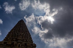 La opinión de la hormiga del templo grande de Thanjavur con el sol y las nubes fotos de archivo La opinión de la hormiga del templo grande de Thanjavur con el sol y las nubes fotos de archivo