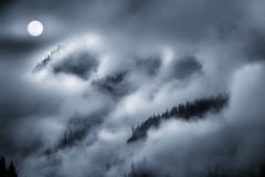 La opinión de la noche de la niebla cubrió la montaña encendida por la Luna Llena imagen de archivo La opinión de la noche de la niebla cubrió la montaña encendida por la Luna Llena imagen de archivo