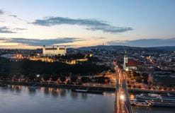 La opinión del castillo y del río Danubio de Bratislava en la puesta del sol del UFO se eleva imagen de archivo La opinión del castillo y del río Danubio de Bratislava en la puesta del sol del UFO se eleva imagen de archivo
