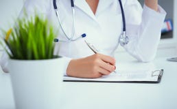 La opinión del primer el doctor de sexo femenino da el boletín de inscripción paciente de relleno Atención sanitaria y concepto m foto de archivo libre de regalías La opinión del primer el doctor de sexo femenino da el boletín de inscripción paciente de relleno Atención sanitaria y concepto m foto de archivo libre de regalías