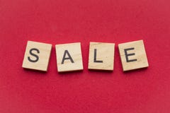 La palabra de la venta encendido se arrastra las tejas de madera fotografía de archivo libre de regalías La palabra de la venta encendido se arrastra las tejas de madera fotografía de archivo libre de regalías