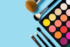 La paleta plástica negra brillantemente de coloreado sombreador de ojos amarillo, rojo, rosado, anaranjado y seis cepillos del ma imagenes de archivo La paleta plástica negra brillantemente de coloreado sombreador de ojos amarillo, rojo, rosado, anaranjado y seis cepillos del ma imagenes de archivo