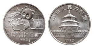 La panda de China 10 la moneda de plata de diez yuan onza de plata fina de 1 onza 999 acuñó 1989 aislada en el fondo blanco imágenes de archivo libres de regalías La panda de China 10 la moneda de plata de diez yuan onza de plata fina de 1 onza 999 acuñó 1989 aislada en el fondo blanco imágenes de archivo libres de regalías