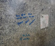 La pared con los textos del absurdo imagenes de archivo La pared con los textos del absurdo imagenes de archivo