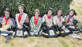 La parte delle donne dell'insieme greco di ballo al festival Rozhen 2015 in Bulgaria Immagine Stock Libera da Diritti La parte delle donne dell'insieme greco di ballo al festival Rozhen 2015 in Bulgaria Immagine Stock Libera da Diritti