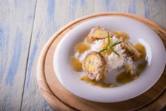 La parte di polpettoni ha riempito dalle uova e dal riso sul piatto bianco e sul bordo di legno Fotografia Stock Libera da Diritti La parte di polpettoni ha riempito dalle uova e dal riso sul piatto bianco e sul bordo di legno Fotografia Stock Libera da Diritti