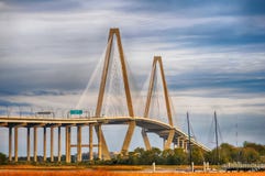 La passerelle de Jr Jetez un pont sur qui relie Charleston au bâti image libre de droits La passerelle de Jr Jetez un pont sur qui relie Charleston au bâti image libre de droits