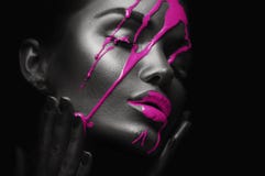 La peinture pourpre tache des égouttements de visage de femme baisses liquides sur la bouche de la belle fille de modèle Maquilla photographie stock La peinture pourpre tache des égouttements de visage de femme baisses liquides sur la bouche de la belle fille de modèle Maquilla photographie stock
