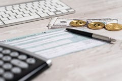 La penna, i bitcoins, le banconote in dollari ed il calcolatore sulla forma di imposta U 1040 S accanto alla tastiera di computer immagini stock La penna, i bitcoins, le banconote in dollari ed il calcolatore sulla forma di imposta U 1040 S accanto alla tastiera di computer immagini stock