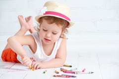 La pequeña muchacha feliz del artista en un sombrero dibuja el lápiz Fotografía de archivo La pequeña muchacha feliz del artista en un sombrero dibuja el lápiz Fotografía de archivo