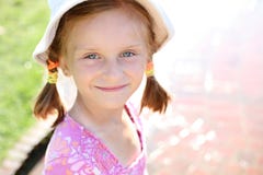 La pequeña muchacha feliz disfruta de día de verano. fotos de archivo libres de regalías La pequeña muchacha feliz disfruta de día de verano. fotos de archivo libres de regalías