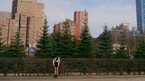 La persona asiatica esamina la macchina fotografica vicino alla citt? ed al parco La gente sta ridendo e sorridendo archivi video La persona asiatica esamina la macchina fotografica vicino alla citt? ed al parco La gente sta ridendo e sorridendo archivi video