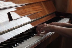 La persona mayor da jugar el piano, cierre para arriba fotografía de archivo libre de regalías La persona mayor da jugar el piano, cierre para arriba fotografía de archivo libre de regalías