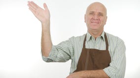 La personne de sourire avec le tablier font bonjour à signe des gestes de main de salut photos stock La personne de sourire avec le tablier font bonjour à signe des gestes de main de salut photos stock