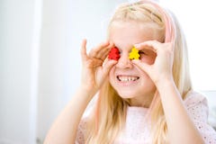 La petite fille blonde ont l'amusement, rient et se livrent jouer le jeu de société Chiffres de personnes de prise dans des mains photographie stock La petite fille blonde ont l'amusement, rient et se livrent jouer le jeu de société Chiffres de personnes de prise dans des mains photographie stock