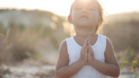 La petite fille mignonne médite extérieur au coucher du soleil avec la belle lumière naturelle banque de vidéos La petite fille mignonne médite extérieur au coucher du soleil avec la belle lumière naturelle banque de vidéos