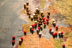 La photo du concept de voyage de carte du monde avec beaucoup de punaises goupille l'Europe et le pays environnant Photo libre de droits La photo du concept de voyage de carte du monde avec beaucoup de punaises goupille l'Europe et le pays environnant Photo libre de droits