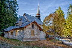 La piccola chiesa nel lago Braies nel tempo di autunno, in alpi delle dolomia, valle italiane di Pusteria, dentro il Fanes - il S immagine stock La piccola chiesa nel lago Braies nel tempo di autunno, in alpi delle dolomia, valle italiane di Pusteria, dentro il Fanes - il S immagine stock
