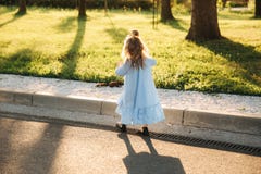 La piccola figlia vuole prendere con lo scoiattolo immagini stock libere da diritti La piccola figlia vuole prendere con lo scoiattolo immagini stock libere da diritti