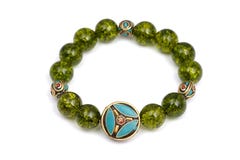 La piedra afortunada del mineral verde de las gotas de la pulsera del Peridot adorna el amuleto de Chakra de la pizca Imagen de archivo libre de regalías La piedra afortunada del mineral verde de las gotas de la pulsera del Peridot adorna el amuleto de Chakra de la pizca Imagen de archivo libre de regalías