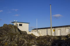 La piedra antigua construyó la casa barco usada por los funcionarios reales de la raza del club náutico de Ulster para supervisar Foto de archivo libre de regalías La piedra antigua construyó la casa barco usada por los funcionarios reales de la raza del club náutico de Ulster para supervisar Foto de archivo libre de regalías