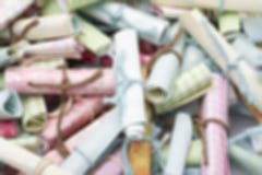 La pile brouill?e de fond du petit papier met en rouleau les rouleaux blancs attach?s avec le ruban bleu et rose Futur pr?vision, photo stock La pile brouill?e de fond du petit papier met en rouleau les rouleaux blancs attach?s avec le ruban bleu et rose Futur pr?vision, photo stock