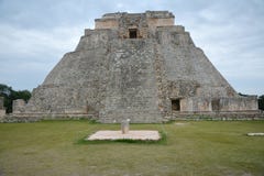 La piramide del mago, Uxmal, penisola dell'Yucatan, Messico Immagine Stock Libera da Diritti La piramide del mago, Uxmal, penisola dell'Yucatan, Messico Immagine Stock Libera da Diritti