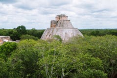 La pirámide del mago en Uxmal, Yucatán, México imágenes de archivo libres de regalías La pirámide del mago en Uxmal, Yucatán, México imágenes de archivo libres de regalías