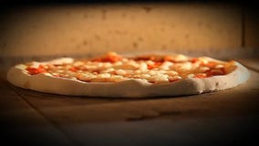 La pizza italienne de nourriture de mozzarela visuel de margherita de four de pizza, jambon répand des olives banque de vidéos La pizza italienne de nourriture de mozzarela visuel de margherita de four de pizza, jambon répand des olives banque de vidéos