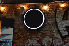 La plantilla y el letrero de la tienda de la calle, esconden para su diseño imagenes de archivo La plantilla y el letrero de la tienda de la calle, esconden para su diseño imagenes de archivo